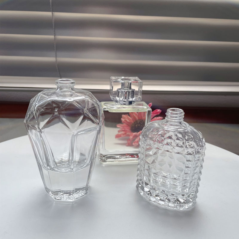30 ml:n 50 ml:n tukkumyynti, tyhjä, täytettävä lasinen hajuvesisuihkepullo, esitelty kuva