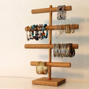 Praktický 3-stranný drevený prenosný stojan na šperky