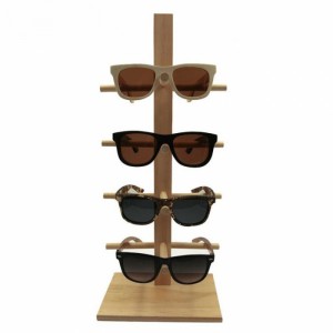 Kreativni stalak za izlaganje sunčanih naočala na pultu od smeđeg drveta