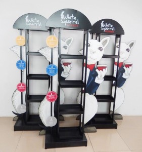 Batsira Iwe Kutengesa Black Metal 4-Layer Commercial Retail Wine Display Rack