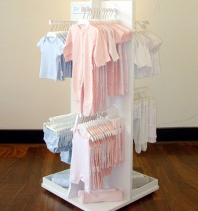 Kinderkledingwinkel Babykledingwinkel Houten kledingstandaard