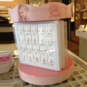 Encantador estante de exhibición de tarxetas de pendentes personalizados de acrílico rosa giratorio