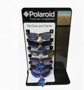 A venda de óculos de sol de suspensão das crianças está a exposição para a loja