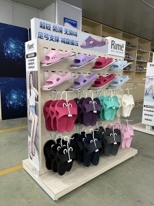Los soportes de exhibición plásticos corrientes del zapato del deporte venden al por menor los estantes de exhibición de la zapatilla de deporte