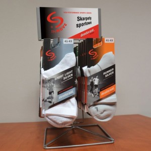 Einfacher, individuell gestalteter Sockenständer aus Metalldraht in Grau