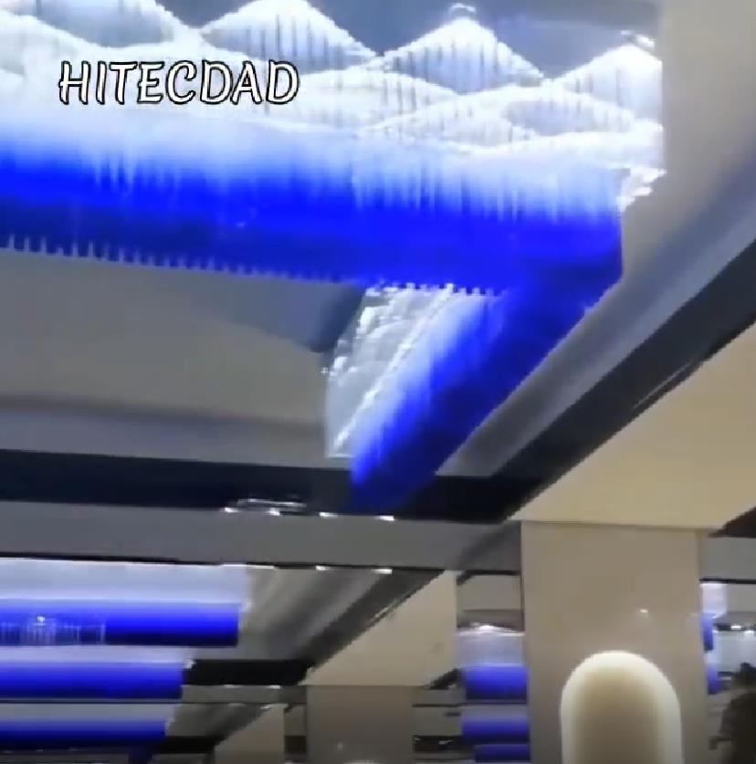 Een blauwe glazen kroonluchter met gradiënt voor een technologiehal in een 4-sterrenhotel
