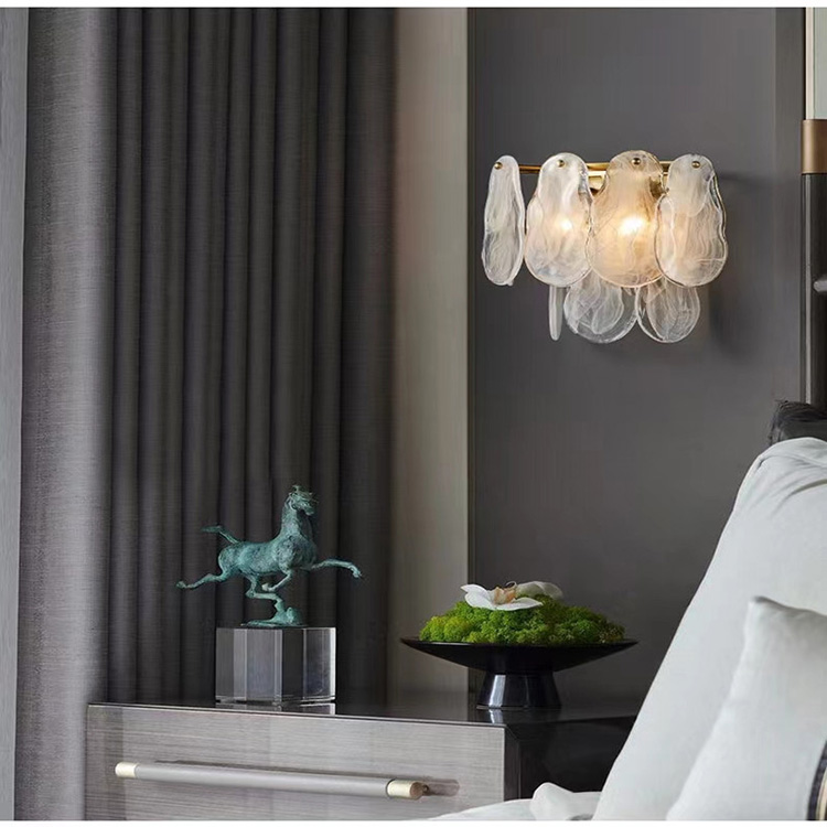 Постмадэрнісцкі насценны свяцільня для спальні, раскоша, асоба, крэатыўны дызайн, цёплы прыложкавы свяцільня, фон для гасцінай, насценныя медныя лямпы