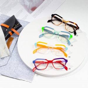 Elegantne optičke naočale uokviruju naočare