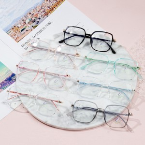 Madingi kvadratinių rėmelių akiniai moterims