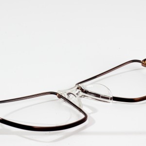 Paruošti vyriški akiniai su receptiniais metaliniais optiniais rėmeliais