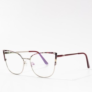 Korniza optike e syzeve vintage në stilin super mace
