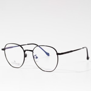 Óculos de bloqueio de luz azul com armação de metal hipster jovem