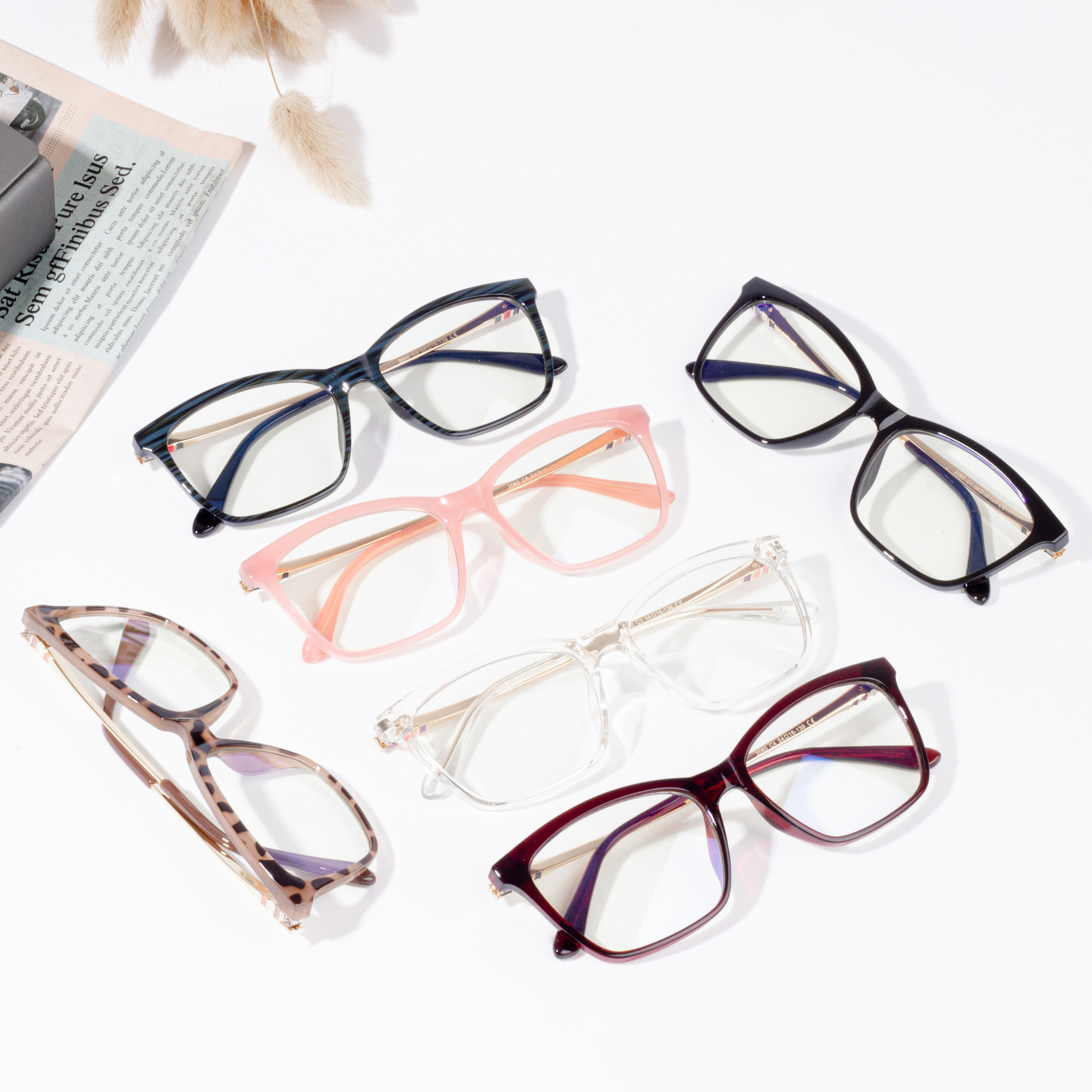 brilleinnfatninger for kvinnelig designer