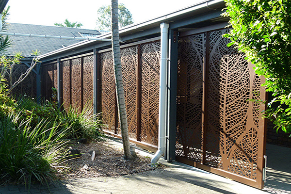 Dekoratyviniai lazeriniai lauko vartai su pertvara