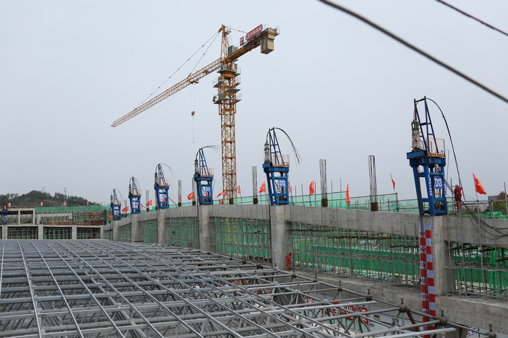 The largest welded ball space frame structure ceramic exhibition and exchange center in China successfully completed the first overall lifting operation