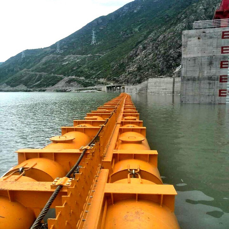 Cov khib nyiab boom / floating barrier nyob rau hauv pem hauv ntej ntawm qhov chaw nres tsheb hydropower