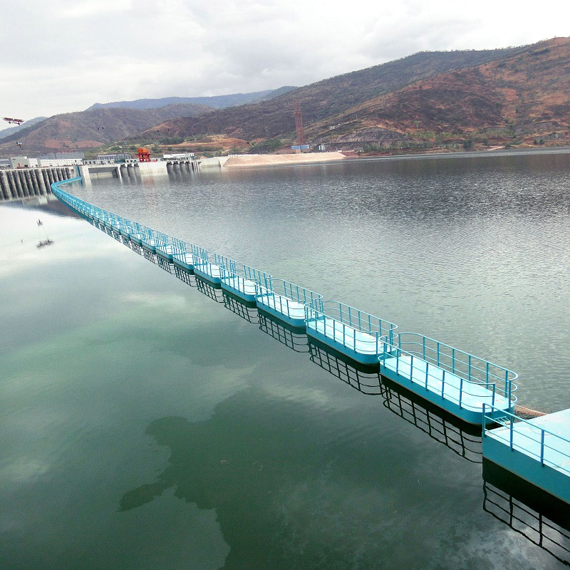 Barra de lixo/barrera flotante diante da toma da central hidroeléctrica