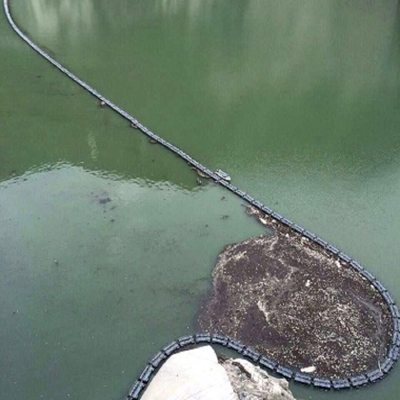 Bariera de gunoi/barieră plutitoare în fața prizei hidrocentralei