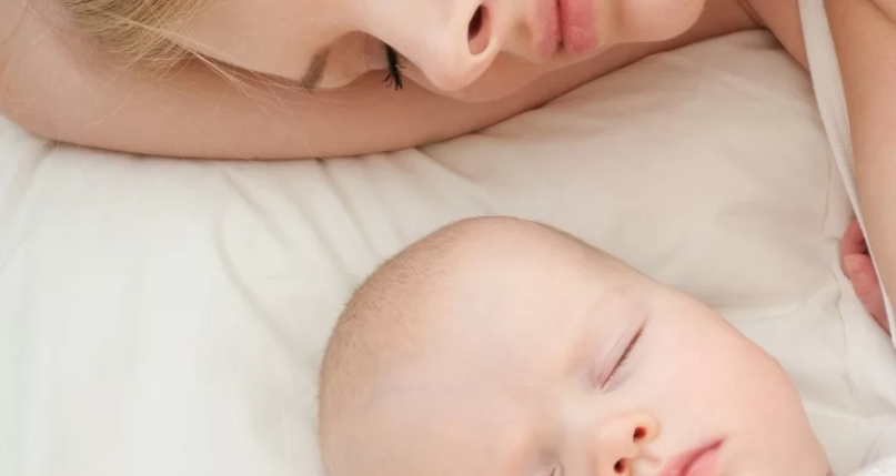 النوم المشترك الآمن مع طفلك أو طفلك؟المخاطر والفوائد
