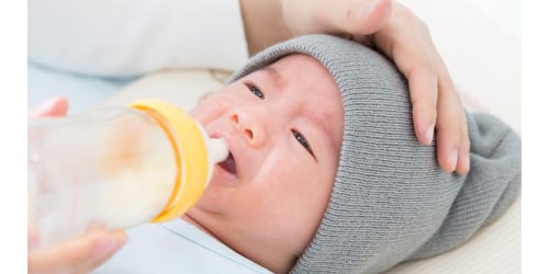 स्टेप बाय स्टेप फॉर्म्युला करण्यासाठी बाळाचे दूध सोडण्यासाठी टिपा