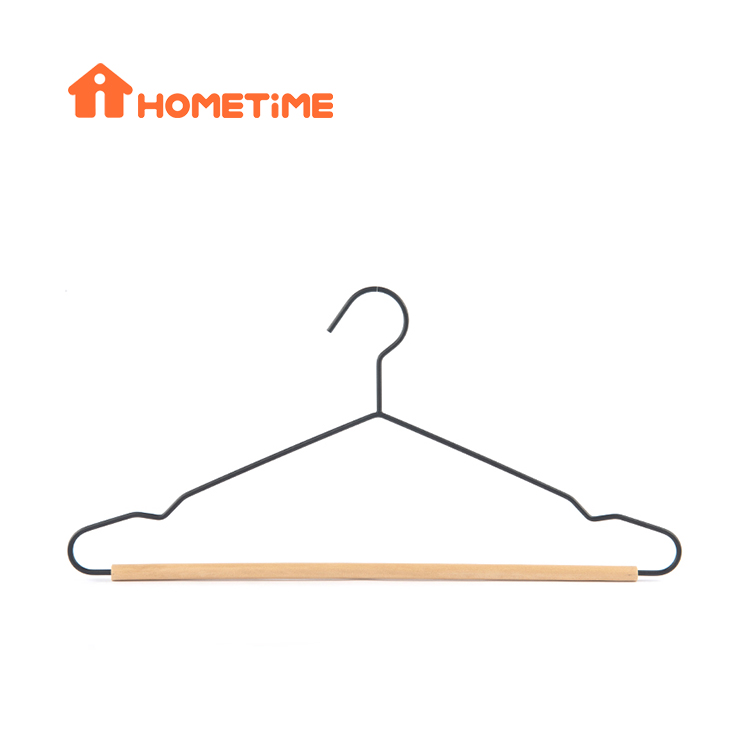 Hanger Supplier ການອອກແບບໃຫມ່ Hanger ໂລຫະສີສີດໍາທີ່ມີແຖບໄມ້ແຂງ