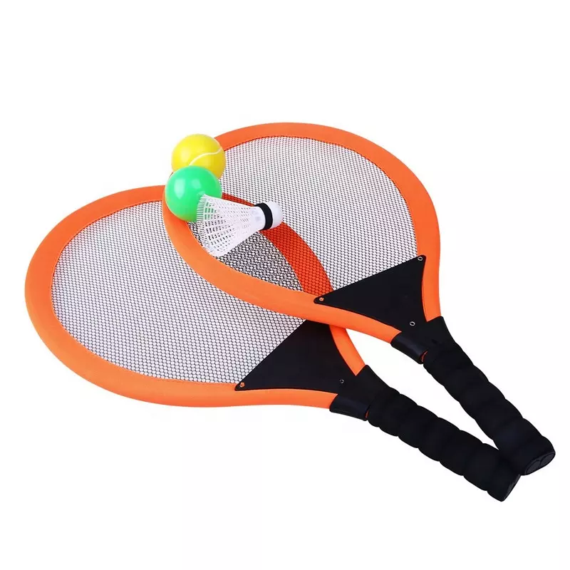 Ang badminton racket tennis nagtakda og mga bola sa baybayon