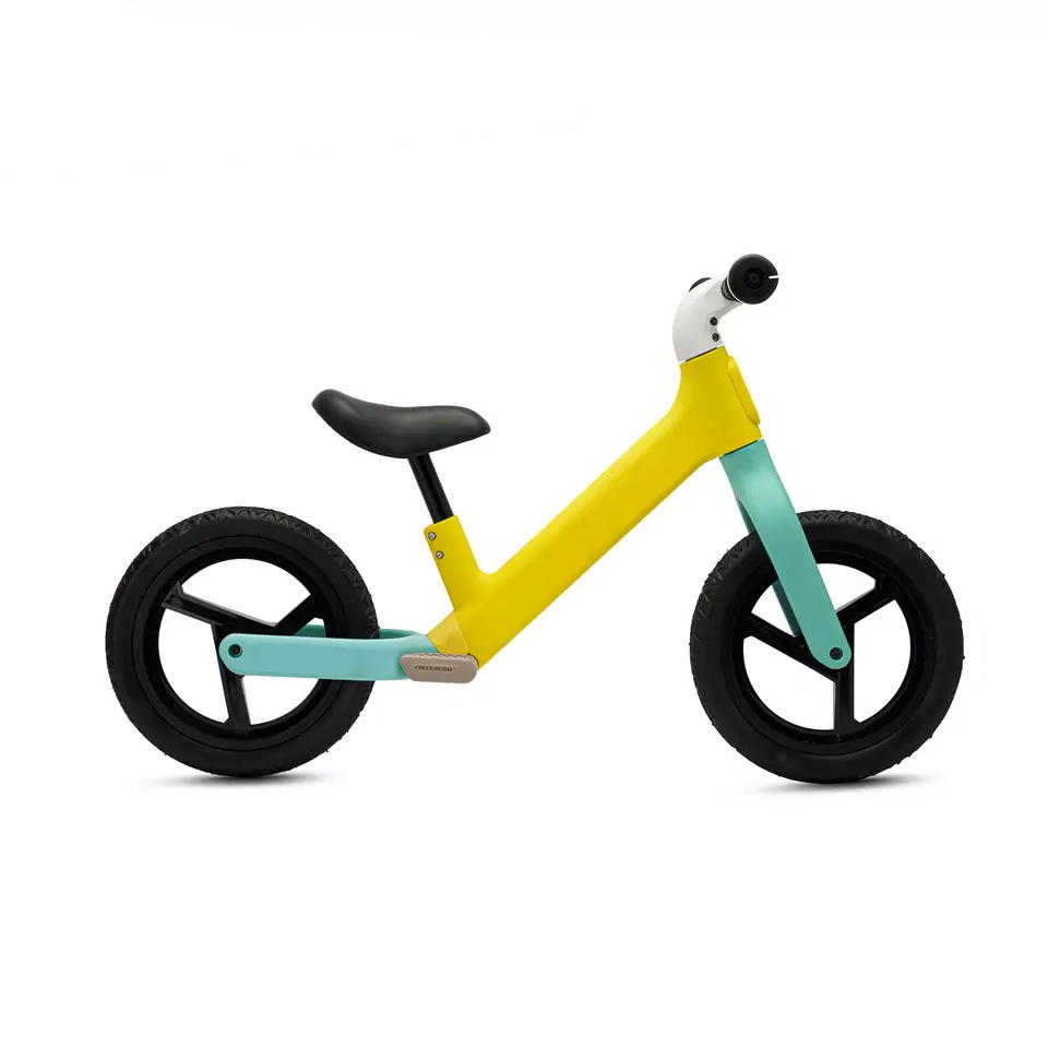 Yüksək keyfiyyətli balans məşhur neylon fiberglas uşaq balans velosipedlərini idarə etməyə davam edir