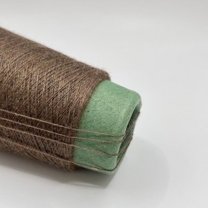 Gamykloje parduodami nemokami maišytų šerdies verpalų mezgimo siūlų pavyzdžiai