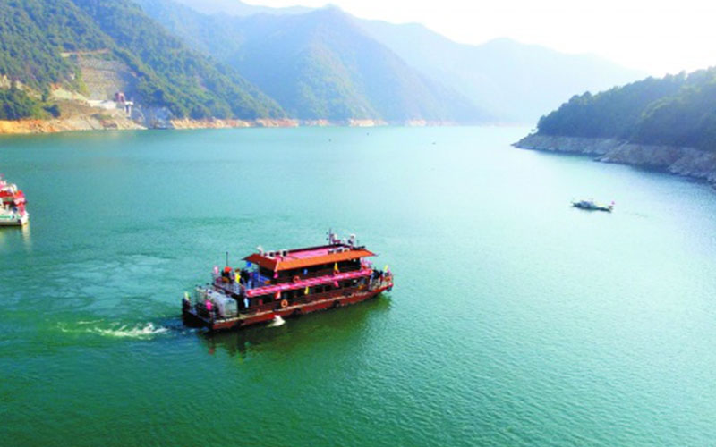 Creuer Jinlongfang al llac Dongjiang