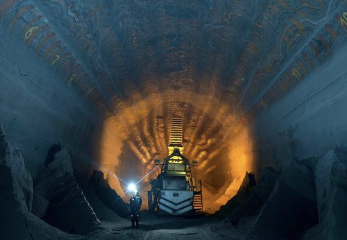 A mineração subterrânea é o processo de mineração subterrânea de minerais