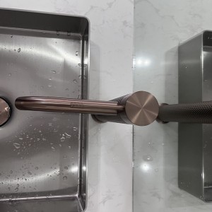 Hemoon Brass Tall Basin Faucet na May Knurled Design