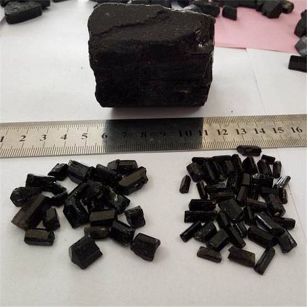 Kristal turmalie me pluhur turmalinë të zezë direkt në fabrikë me imazh të veçuar me çmim të lirë
