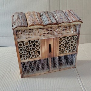 Nagbitay nga Type Carbonized Color Wooden Insect House With Tree-Skin Top Cover
