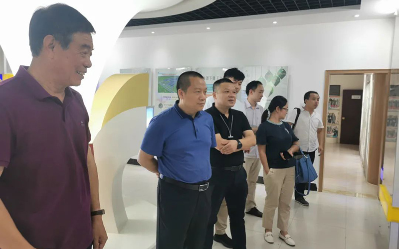 Presidentti Zeng Lingrong Kiinan rakennusmateriaaliteollisuuden suunnittelu-ja tutkimuslaitos vieraili Huaneng Zhongtian.