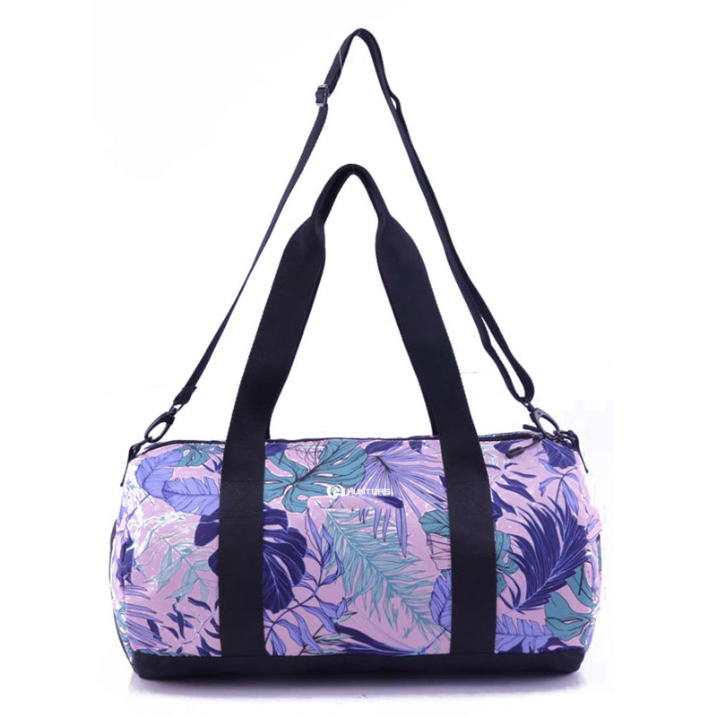 महिला स्पोर्ट जिम बॅगसाठी संपूर्ण जांभळ्या फुलांची छपाई ट्रॅव्हल डफेल बॅग
