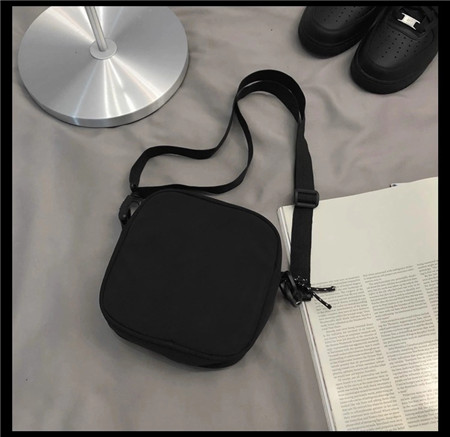 Unisex-shoulder-bag (2)