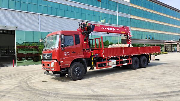 SHS3005 didžiausios keliamosios galios 12T tiesios strėlės sunkvežimyje montuojamas kranas