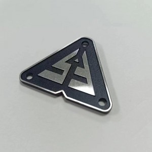 Pllakë emri prej alumini me logo me prerje diamanti