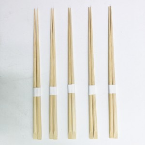 Eco-amikaj foruzeblaj bambuaj manĝbastonetoj popularaj en Japanio