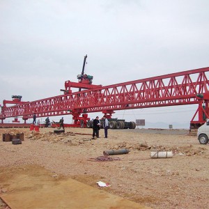 Pielāgota dizaina palaišanas portālceltnis tiltu celtniecībai