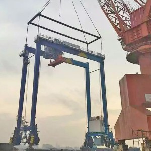 Eenvoudig te bedienen containerportaalkraan met rubberen banden voor de haven
