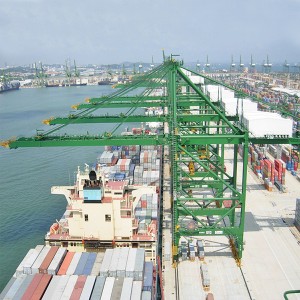 Gru di banchina per container di nuova progettazione per il porto