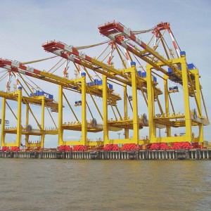 Containerkaikran im neuen Design für den Hafen