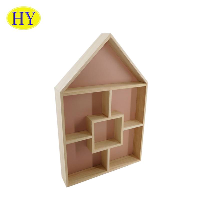 Caixa de fusta decorativa muntada a la paret amb forma de casa ecològica com a prestatge
