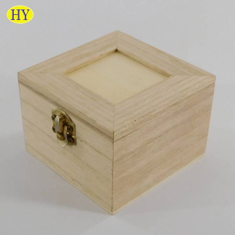 Kuti e vogël prej druri e papërfunduar natyrale me kornizë fotografike në kapak për paketimin e dhuratave