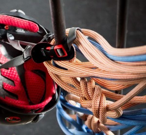 動的安全登山ロープに登る屋外のナイロン