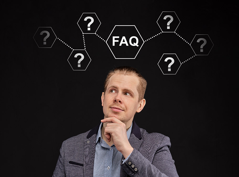 답변 및 질문 FAQ의 개념은 남자 위에 아이콘이 있습니다.확대.
