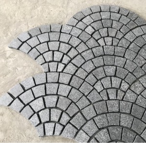 Fabrikk direkte salg vifteform svart granitt brostein på netting for asfaltering