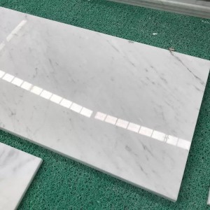 Carrara marmol zuria 60×30 zoru baldosak
