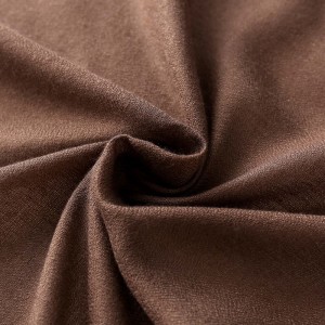 Xales e bufandas lixeiros de cor marrón escuro e cómodos de moda